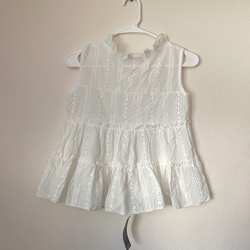 A cute white layer short sleeveless top